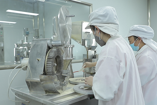 护肤品厂家车间机器运转生产过程